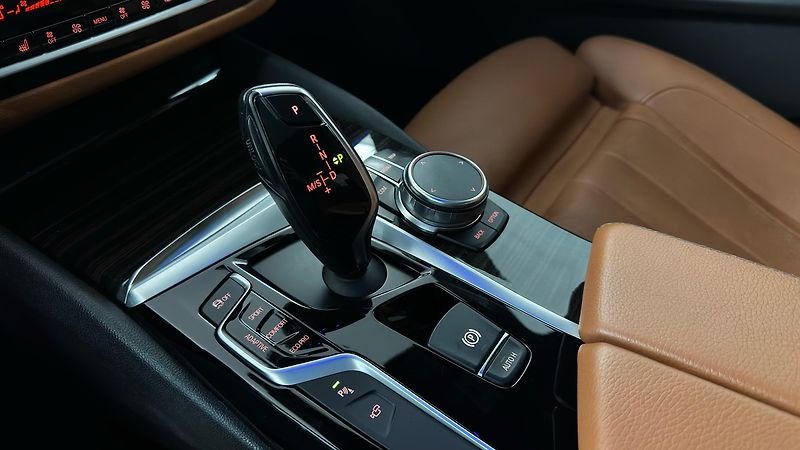 BMW Řada 5 XDIRVE/SPORT LINE/2 SADY GUM - fotka 38 z 55