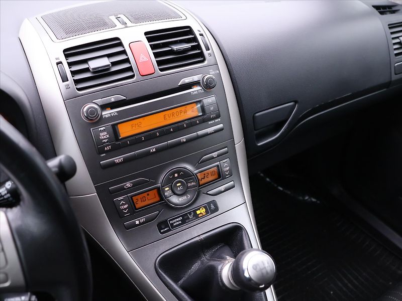 Toyota Auris 2,0 D-4D 93kW Xenon Tažné - fotka 19 z 29