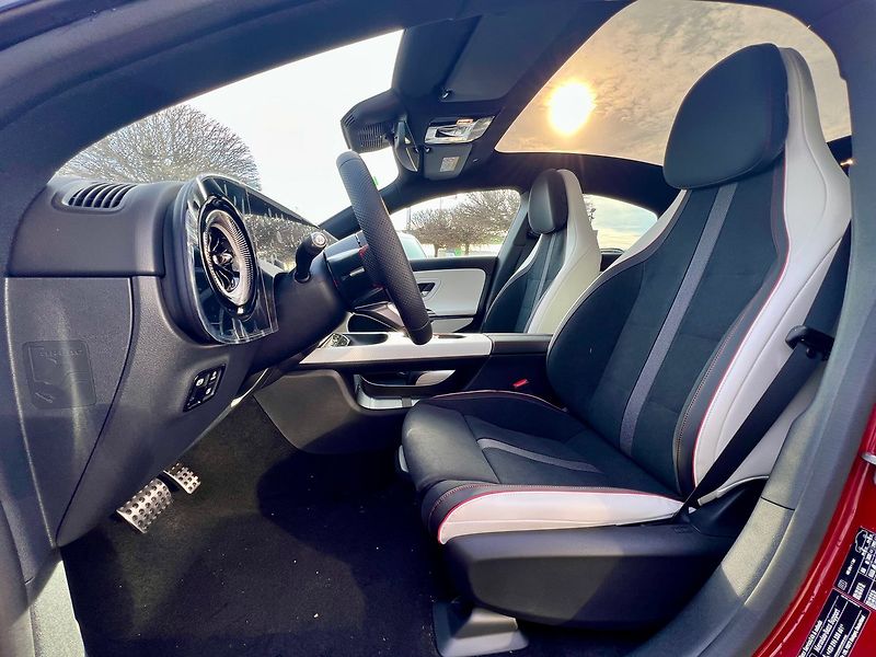 Mercedes-Benz CLA (2025) 350 4MATIC EQ Linie AMG - fotka 9 z 25