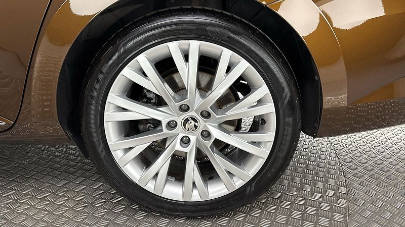 Škoda Superb 2.0 TDI DSG 4x4 L&K - fotka 19 z 31