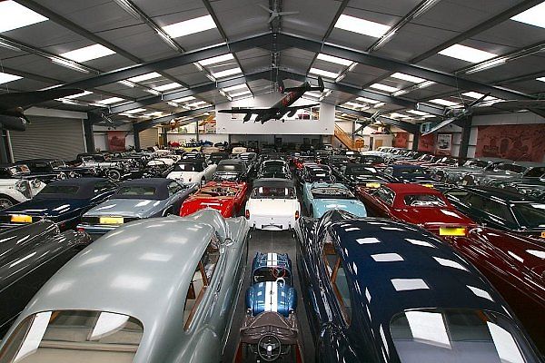 Jaguar Land Rover koupil největší soukromou sbírku klasických britských vozů na světě.
