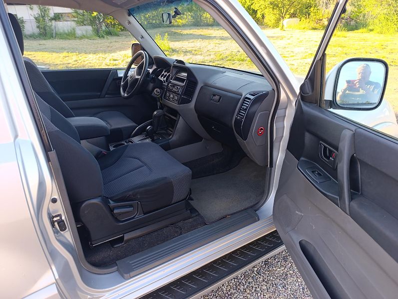 Mitsubishi Pajero (2003) 3.2 DID GLX A/T - fotka 10 z 12