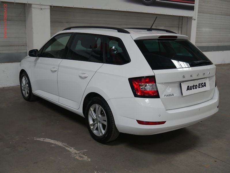 Škoda Fabia (2022) 1.0 TSi, ČR, Ambition, zámek - fotka 4 z 19