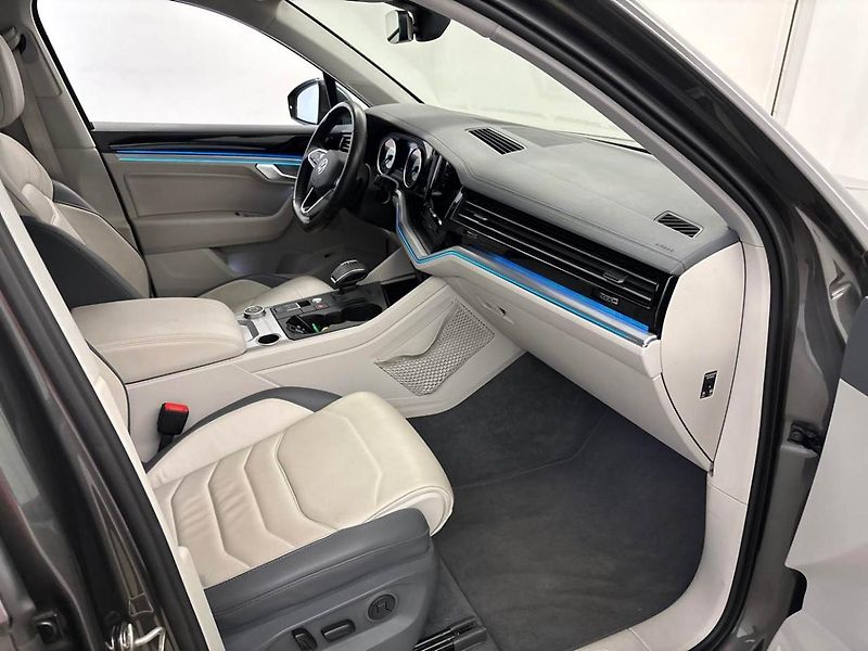 Volkswagen Touareg 3,0TDi 170kw 4x4 DSG TZ 19ALU - fotka 7 z 13