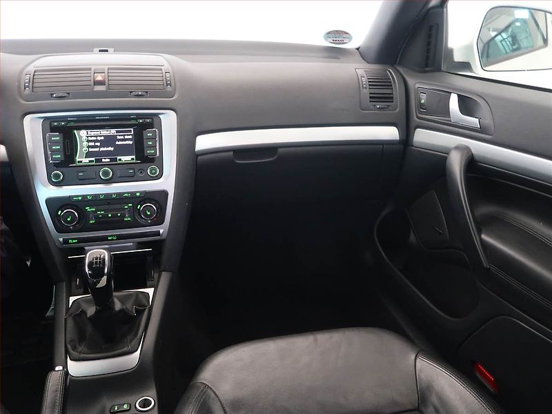 Škoda Octavia (2011) RS 2.0 TDI, Navi, Xenony - fotka 8 z 13