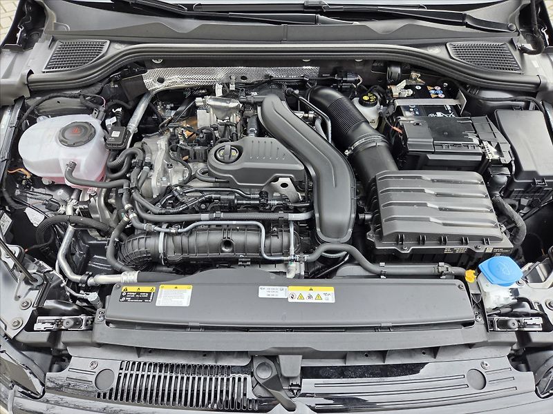 Volkswagen Golf 1,5 eTSi 110kW DSG Tov.záruka - fotka 21 z 23