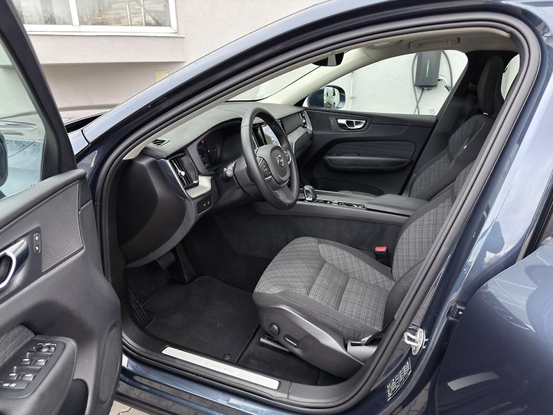 Volvo XC60 T6 AWD RECHARGE // 1.maj. //ČR - fotka 11 z 38