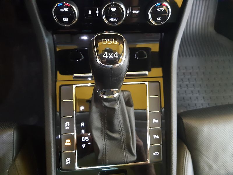 Škoda Superb 2.0 TSI COMBI L&K DSG 4x4    - fotka 14 z 29