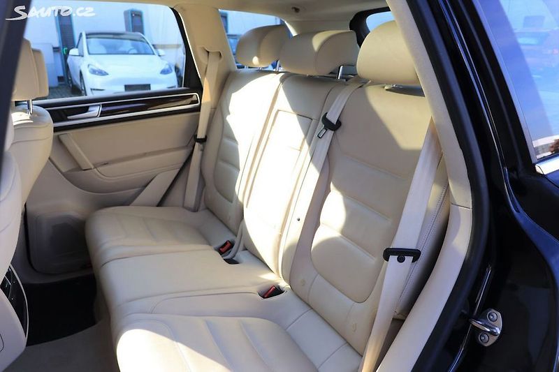 Volkswagen Touareg 3.0 TDI*Pano*Tažné*Kamera - fotka 17 z 19