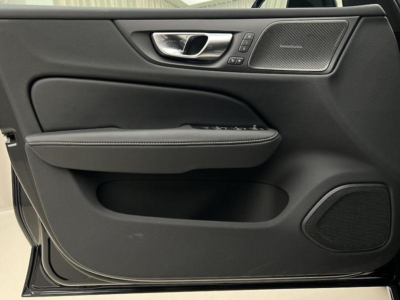 Volvo V60 B4 PLUS DARK PANORAMA - fotka 7 z 49