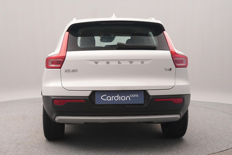 Volvo XC40 T4 AWD MOMENTUM CZ REZERVACE - fotka 8 z 34