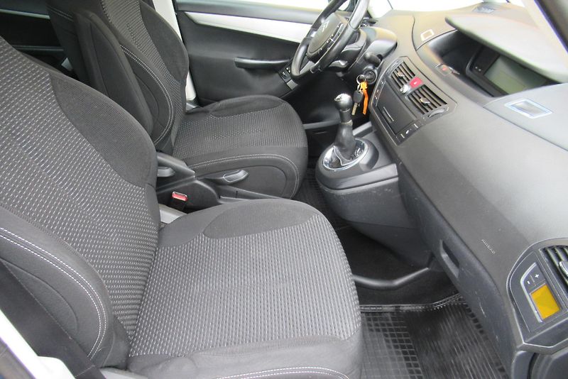 Citroën C4 Picasso 1.6 HDi AUT. KLIMA TAŽNÉ - fotka 16 z 21