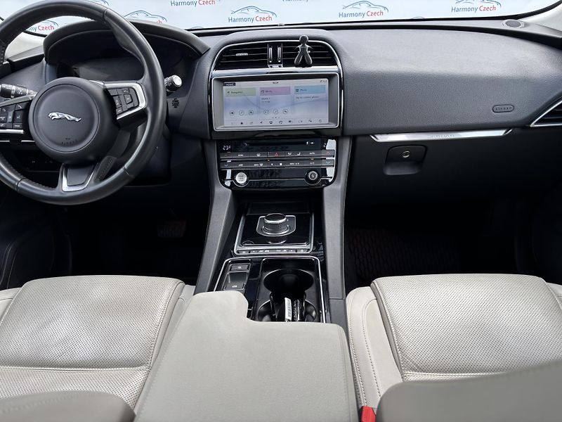 Jaguar F-Pace (2017) 2.0 AWD, 132kW,1.majitel, DPH - fotka 15 z 24