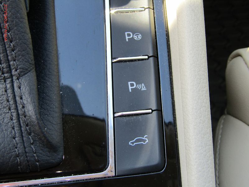 Škoda Superb (2016) 2.0 TDi 4x4, ČR, L&K, DSG - fotka 20 z 23