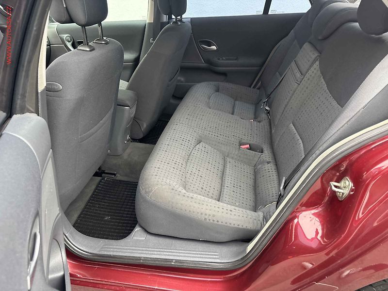 Renault Laguna (2004) 1.6i - fotka 10 z 17