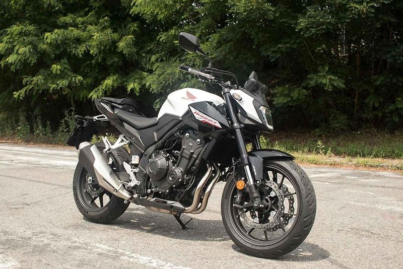 Na pohled velká motorka bude ergonomicky příjemná i pro holky a menší jezdce.