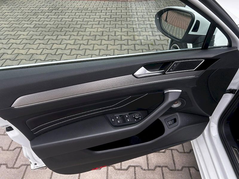 Volkswagen Passat (2024) 2.0 TDI BMT 140kW DSG R-Line - fotka 22 z 35
