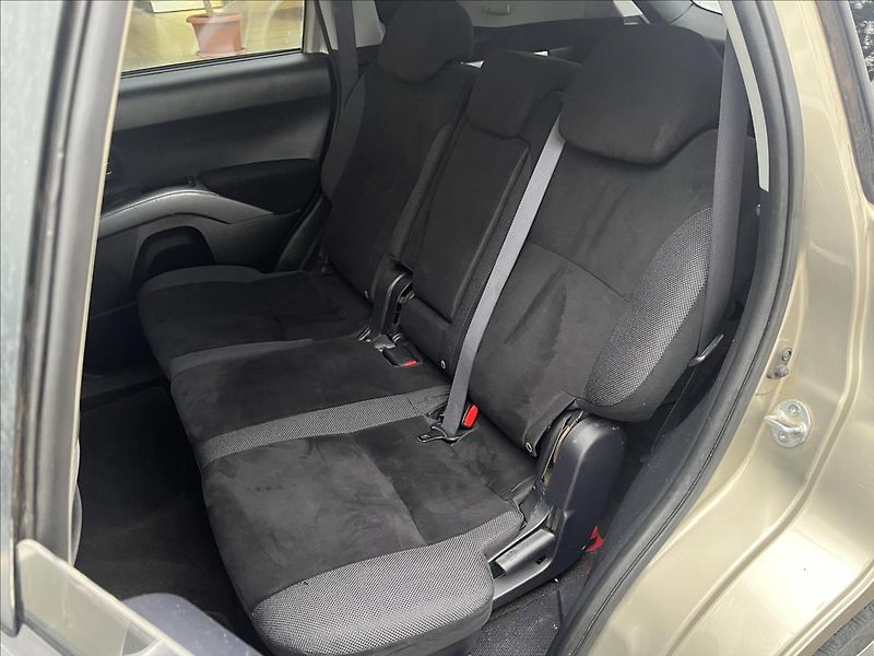 Mitsubishi Outlander 2,0 DI-D  Intense plus 4WD - fotka 14 z 18