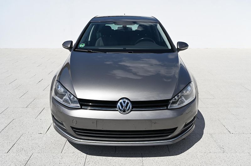 Volkswagen Golf 1.2TSI 81KW BMT rezervace - fotka 2 z 46