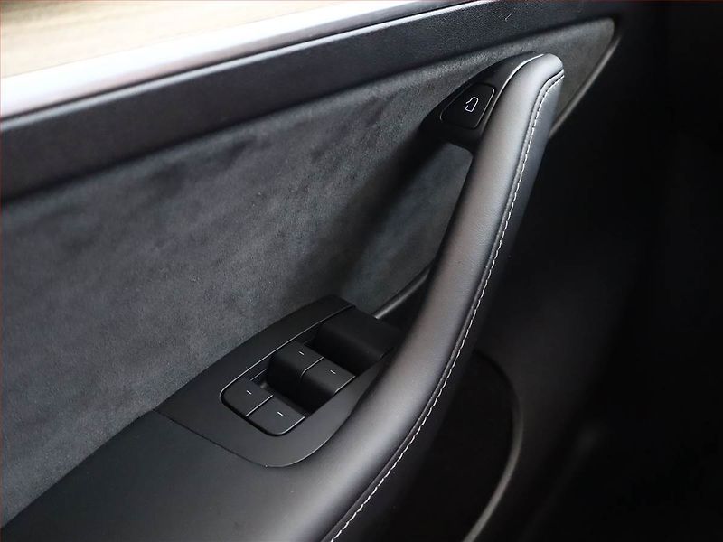 Tesla Model Y (2022) Long Range AWD 79kWh, SoH 94% - fotka 17 z 23