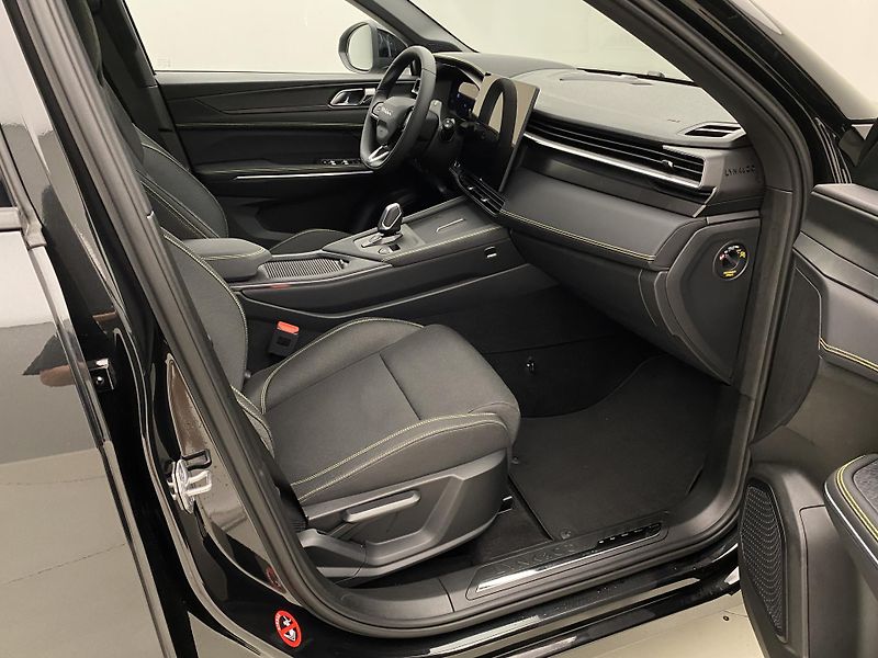 Lynk & Co 01 (2025) 01 CORE PHEV - fotka 24 z 90