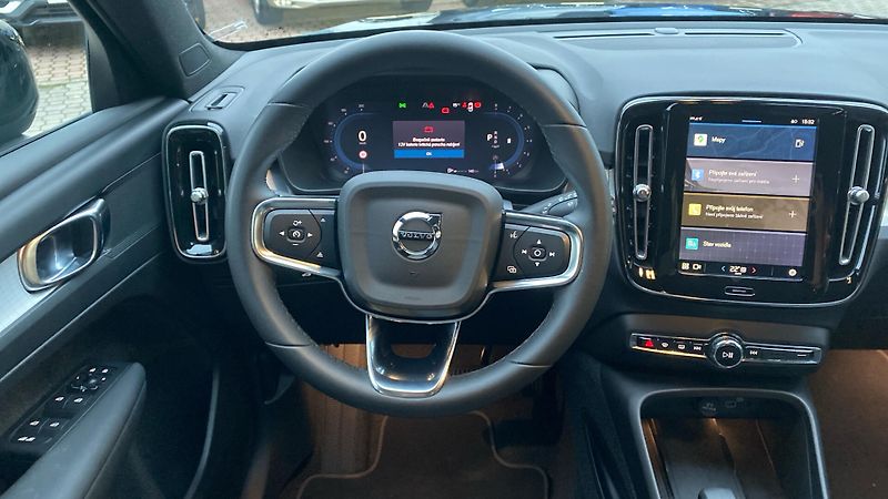 Volvo XC40 CORE, B3 FWD, 120+10 kW / 163+ - fotka 12 z 29