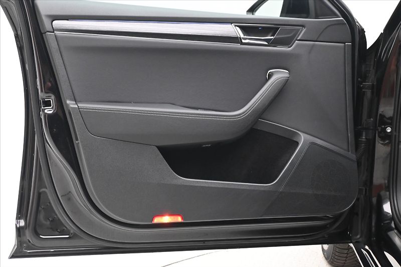 Škoda Superb 2,0 TDI 110 kW DSG Style Záruk - fotka 25 z 32