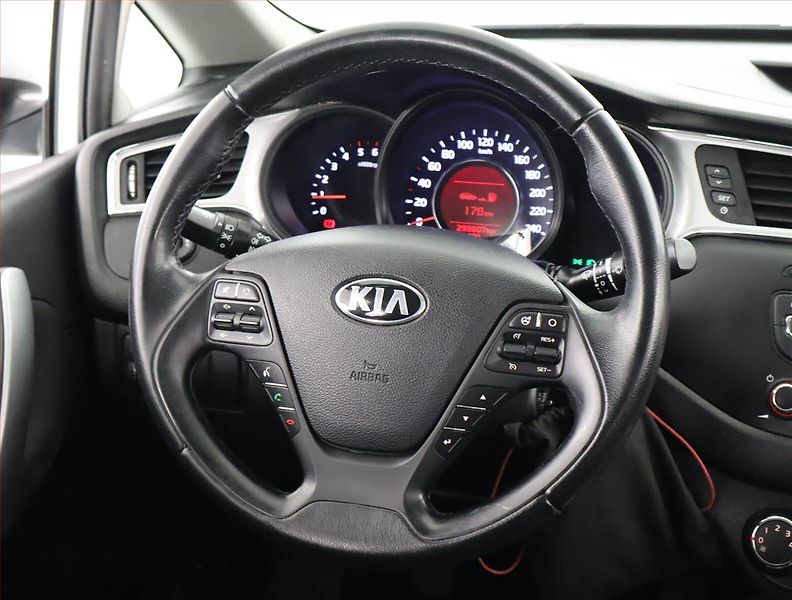 Kia Ceed (2015) 1.4 CRDi, po STK, pěkný stav - fotka 16 z 17