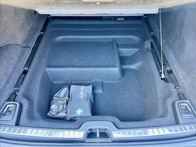Volvo V90 2,0 T4 Drive-E R-Design Auto - fotka 16 z 48