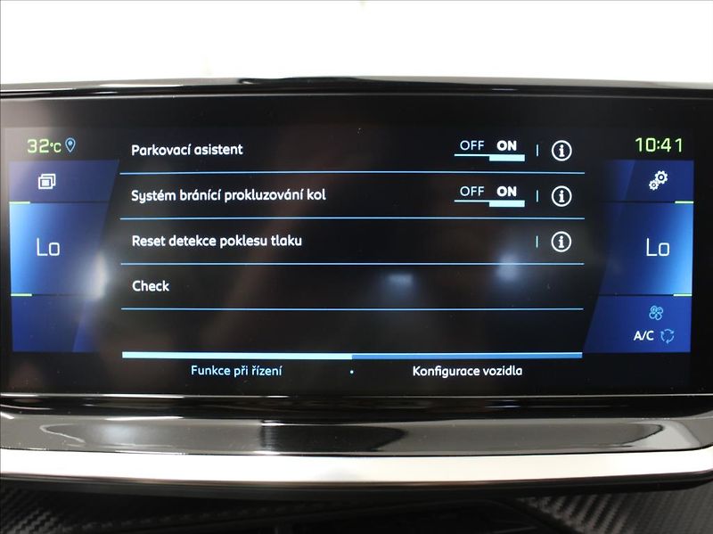 Peugeot 2008 0,1 100kW e-Allure 1.maj.ČR - fotka 12 z 22
