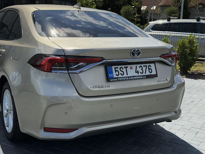 Toyota Corolla (2022) 1.8 90 kW hybrid / sedan - fotka 10 z 22