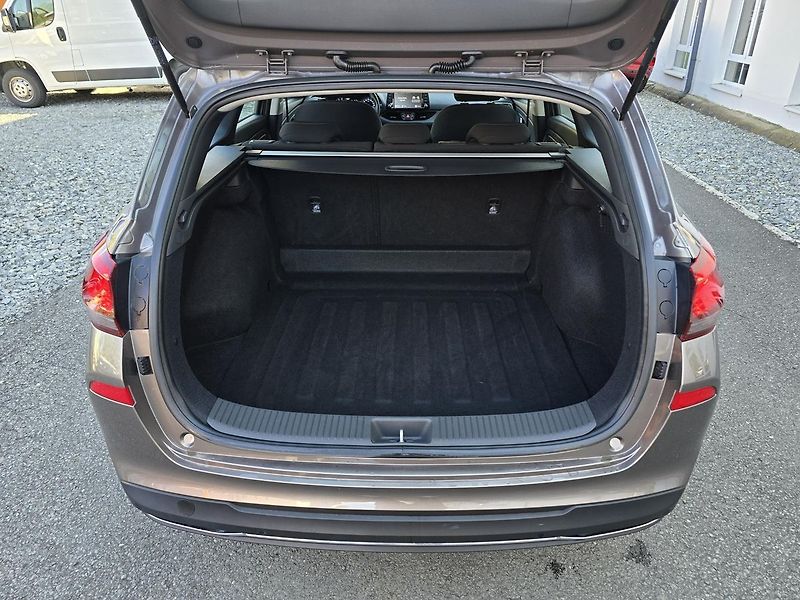 Hyundai i30 COMFORT / LED KAMERA NAVI - fotka 33 z 37
