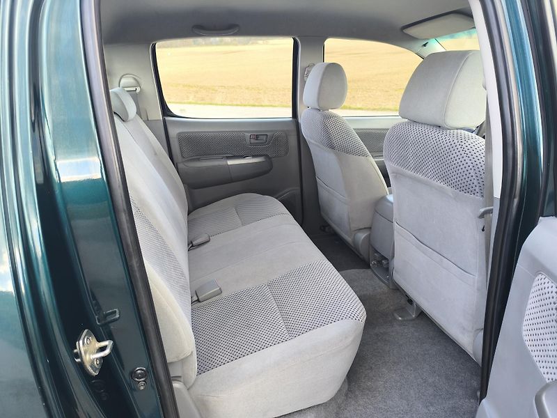 Toyota Hilux (2007) 2.5 D-4D SERVISNÍ KN,DOL KM - fotka 13 z 45
