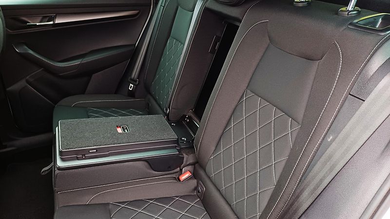 Škoda Karoq 2.0 TDI 110kW DSG 4x4 WEBASTO - fotka 22 z 50