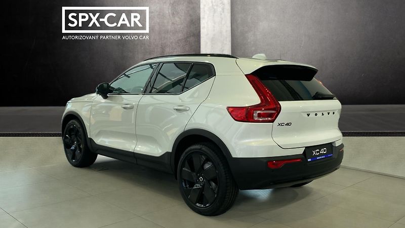 Volvo XC40 (2026) PLUS BLACK EDITION, B4 FWD, 14 - fotka 5 z 14