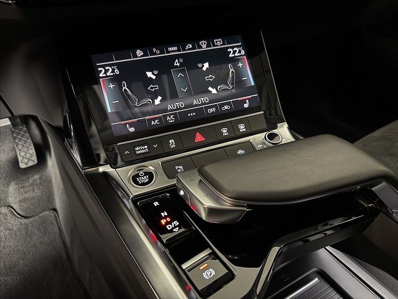 Audi e-tron 300kW S-Line Night Vision - fotka 44 z 48