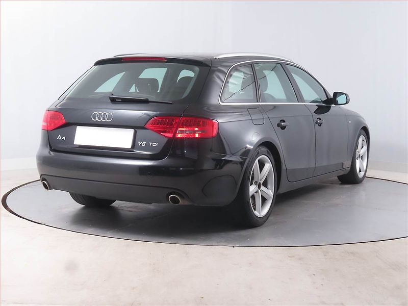 Audi A4 (2011) S-Line 2.7 TDI, Xenony - fotka 5 z 14