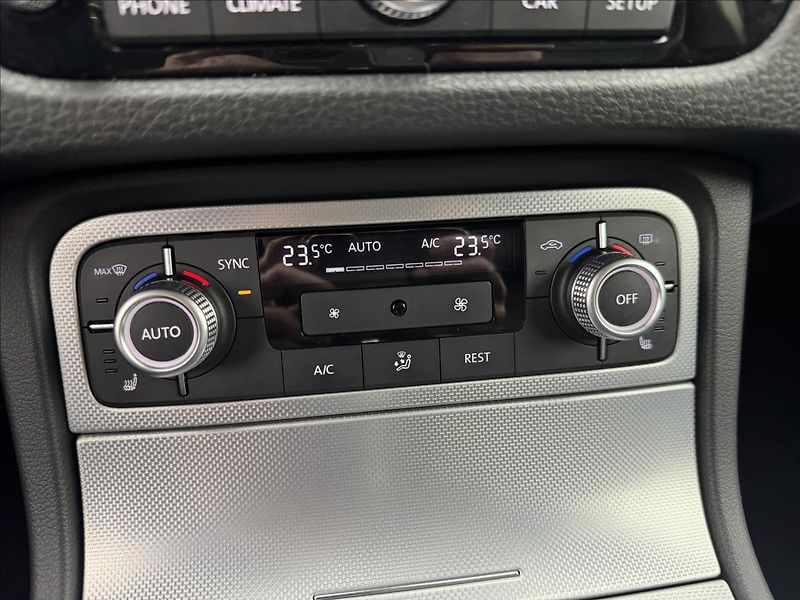 Volkswagen Touareg 3,0 ACC 360° TZ PEČLIVÝ SERVIS - fotka 25 z 49