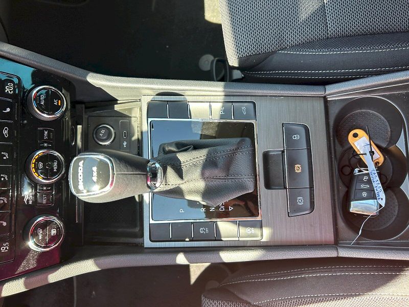 Škoda Superb (2023) COM GRT STY 4X4 TD 140/2.0 A7A - fotka 16 z 31