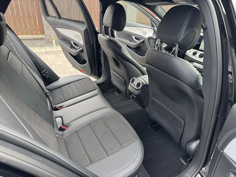 Mercedes-Benz Třídy E (2022) E 300de 4MATIC AMG Hybrid Tažn - fotka 12 z 28