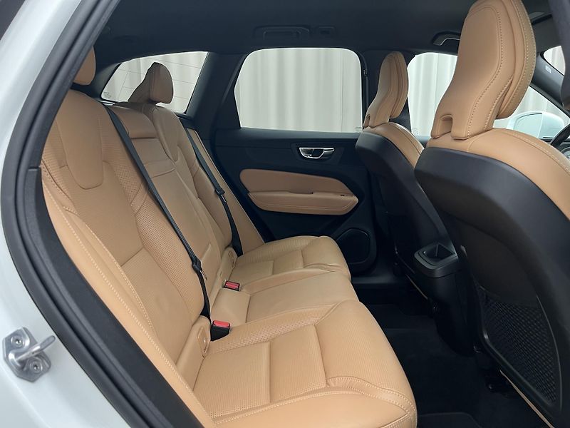 Volvo XC60 B4 AWD INSCRIPTION AUT 1.maj. - fotka 20 z 39