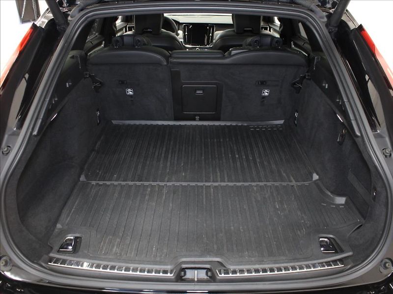 Volvo V90 2,0 T8 AWD PLUS Dark 59tkm. - fotka 23 z 27