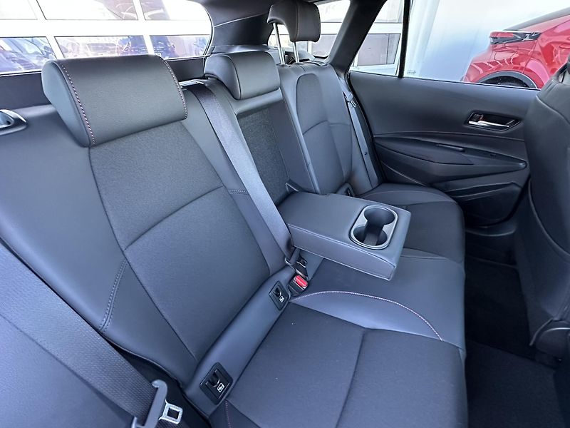 Toyota Corolla TS 2.0 HEV GR DYNAMIC JBL - fotka 17 z 26