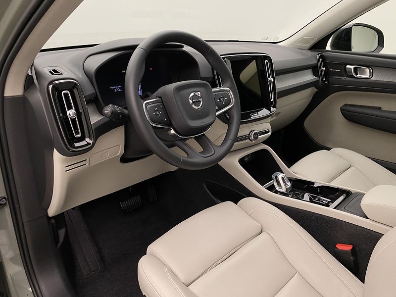 Volvo XC40 B4 DARK ULTRA AUT CZ - fotka 4 z 59