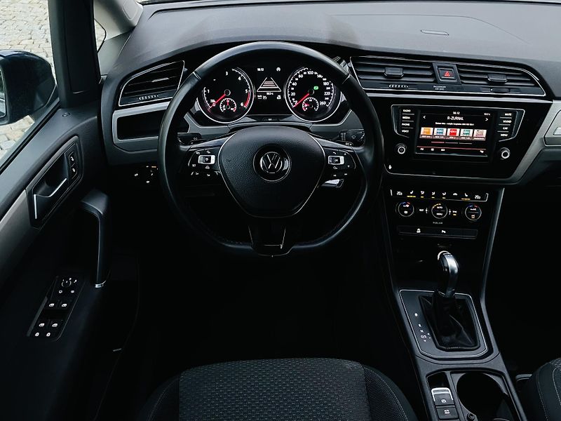 Volkswagen Touran 1.6TDI AUT SERVISKA 7MÍST LED  - fotka 25 z 42