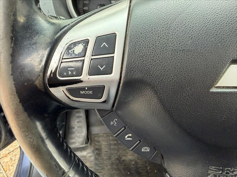 Mitsubishi Outlander 2,4 MIVEC 125kW-LPG-4x4-SERVIS - fotka 19 z 33