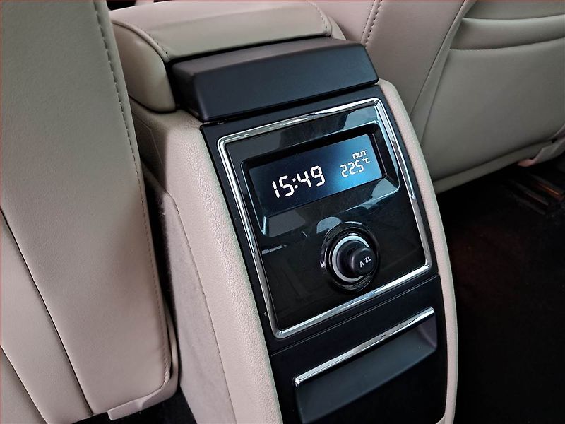 Škoda Superb (2014) 2.0 TDI, Automat, Kůže - fotka 23 z 23