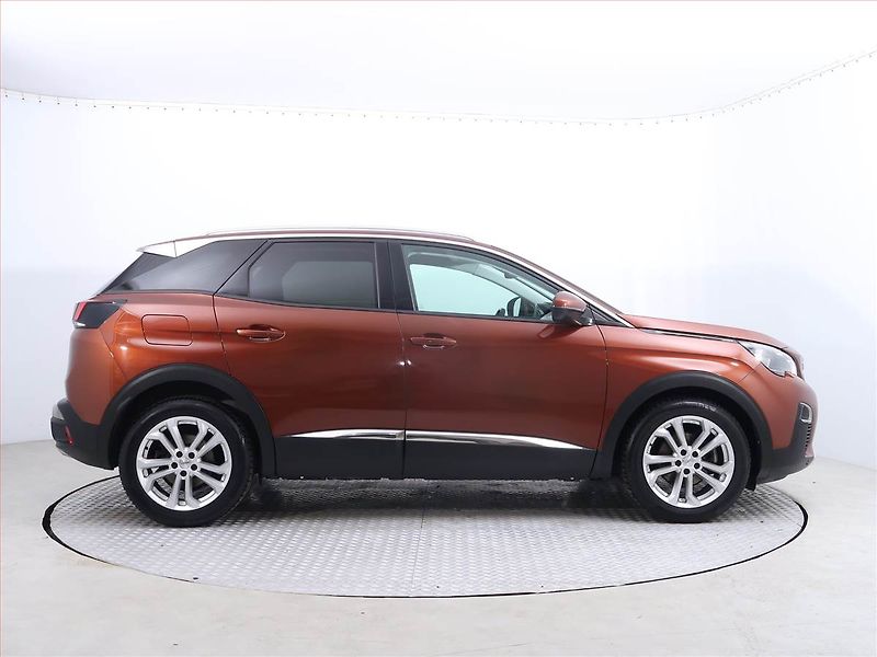 Peugeot 3008 (2019) Allure 1.5 BlueHDi, ČR,1.maj - fotka 6 z 20