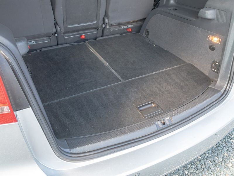 Volkswagen Touran (2014) 1.6TDI 77KW DSG NAVI – 7 SEDAD - fotka 41 z 50