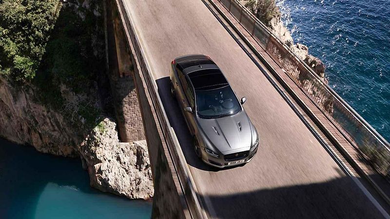 Jaguar XJR575.